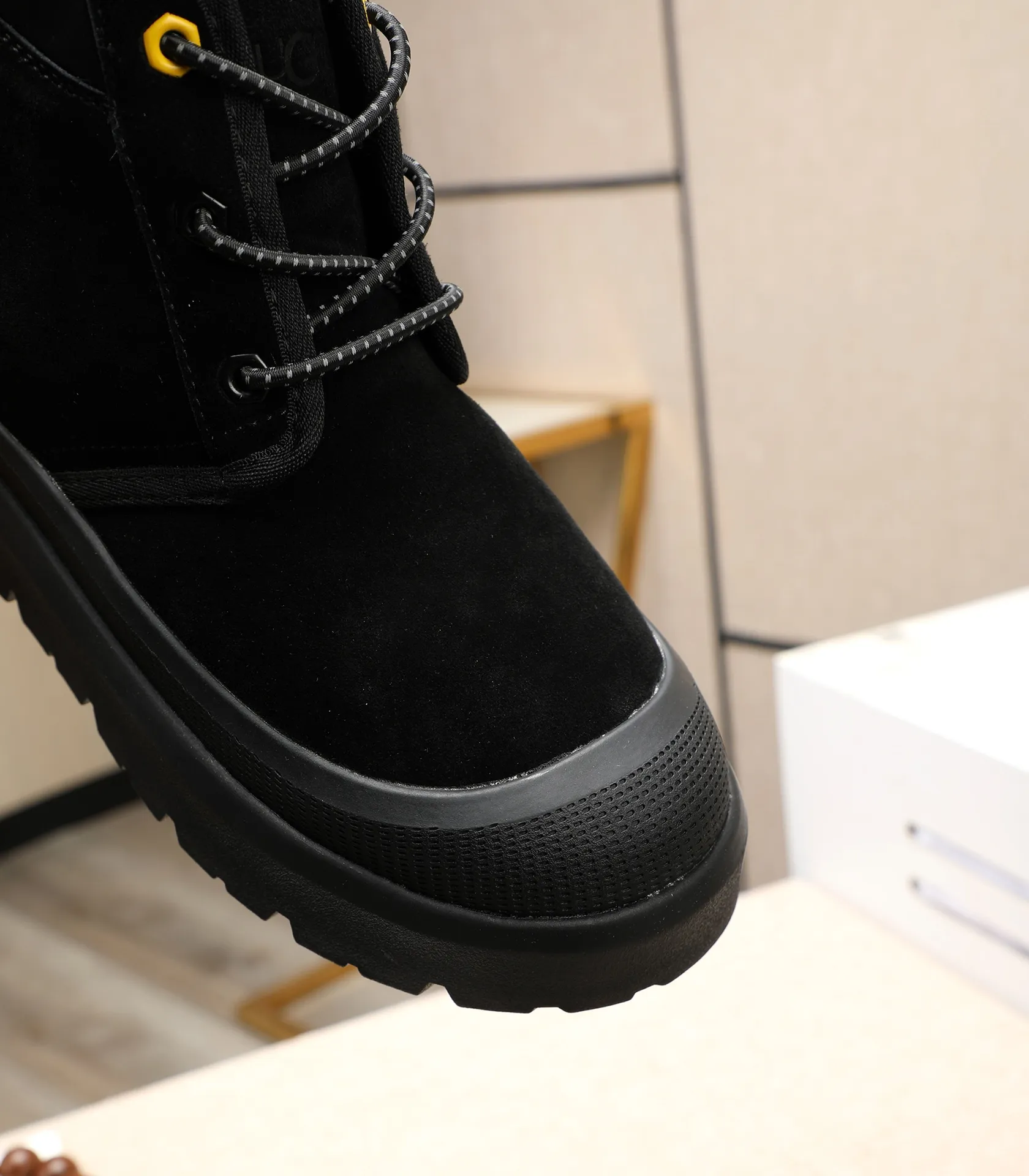 Men's shoes 💰580 (same style for men and women) Please pay attention to the quality of the original order and compare the thickness of the wool 🏮🏮The popular UGG is from Australia's warm luxury brand men's shoes, the official website is synchronized, Beckham men's style..., made of imported first-layer waxed cowhide, waxed toe cap, Australian real wool velvet lining Carefully sewn...Imported rubber Martin boots outsoles (comfortable, soft and wear-resistant). I really like the quality..Exquisite workmanship. You won't be able to put it down at first sight. Sizes 35-44